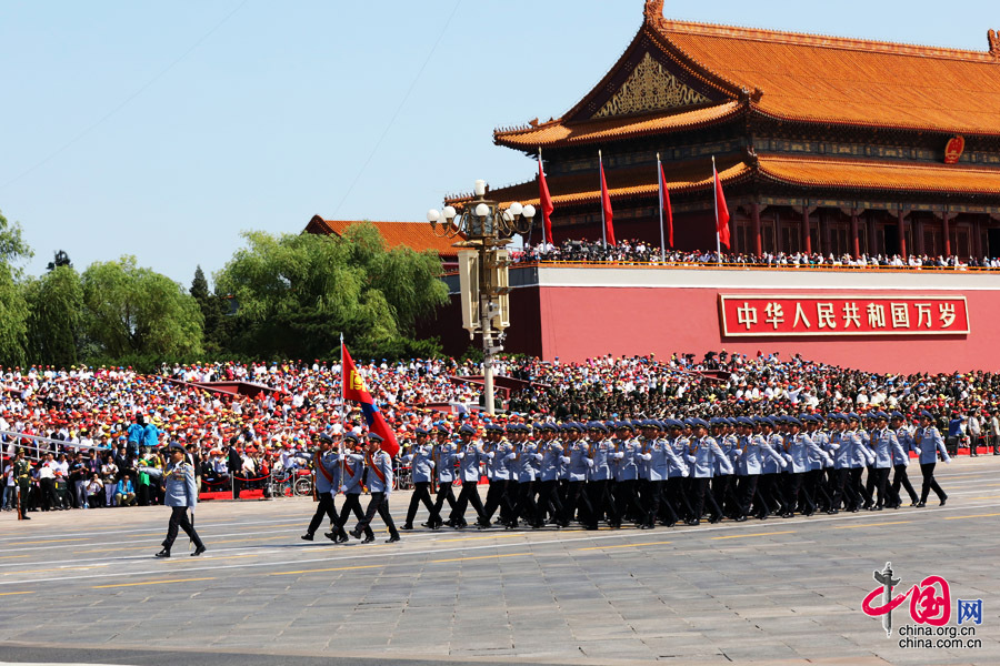 9月3日，中國(guó)人民抗日戰(zhàn)爭(zhēng)暨世界反法西斯戰(zhàn)爭(zhēng)勝利70周年紀(jì)念大會(huì)在北京隆重舉行，有11個(gè)國(guó)家派方隊(duì)、6個(gè)國(guó)家派代表隊(duì)來華參加閱兵。圖為蒙古國(guó)武裝力量方隊(duì)通過天安門廣場(chǎng)。中國(guó)網(wǎng)記者 董寧攝