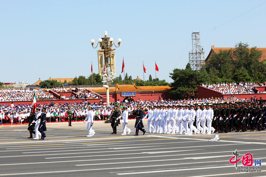9月3日，中國人民抗日戰(zhàn)爭暨世界反法西斯戰(zhàn)爭勝利70周年紀(jì)念大會在北京隆重舉行，有11個國家派方隊、6個國家派代表隊來華參加閱兵。圖為墨西哥武裝力量方隊通過天安門廣場。中國網(wǎng)記者 董寧攝